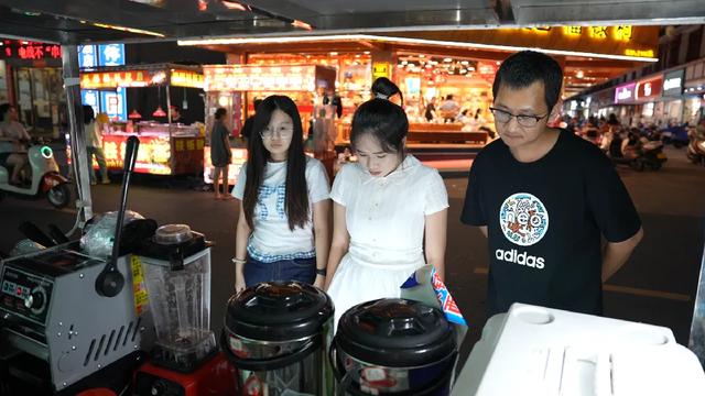 大型连续剧:《我在家的一天》第N季,主演:我、手机、闺蜜