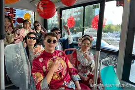 “宝宝巴士”当婚车 时尚拉风又环保图片