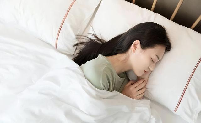 最佳入睡时间点找到了！研究证实，这个时间点睡“最护心”