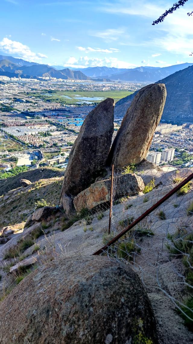 两登拉萨色拉寺后山，上升600米，山顶海拔4200米，经幡飘扬