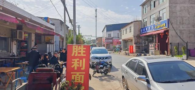 长安东曹村，帝王陵园里的面馆吃油泼三合一