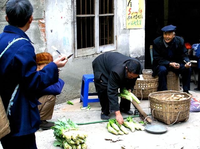 李嘉诚预言中了！现在手握“2套房”的家庭，或难避免3个结果！