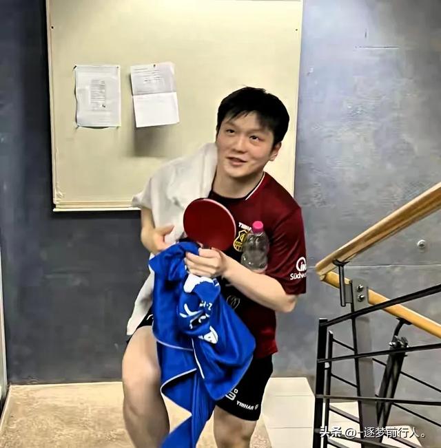 爆冷！多特蒙德0 - 3德国杯出局，樊振东光速下班引对手教练追合影
