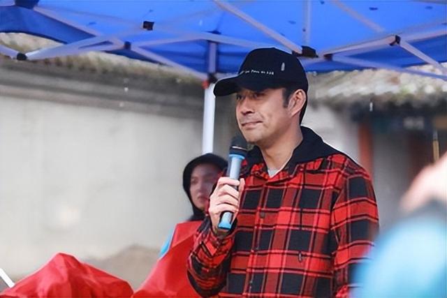 53岁刘钧现状：住北京郊区别墅	，一直未婚与小猫作伴，自己做饭吃