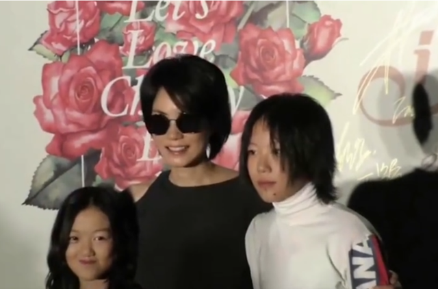 19岁李嫣跟老爸聚餐！手不离烟动作熟练，170cm身材干瘪太像王菲