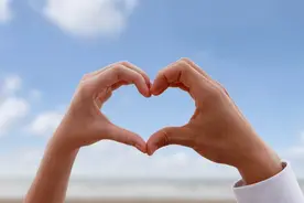 情侣见面,急不可耐，为何一见就急于亲密？图片