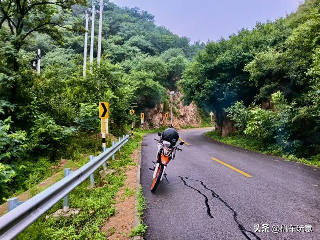 文字版【润在北京】山水林弯小山谷，溪水潺潺麻松路