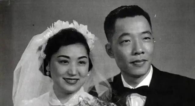 1947年，两位旗袍美女的合影，右边的微胖女孩，蒋经国追了一辈子