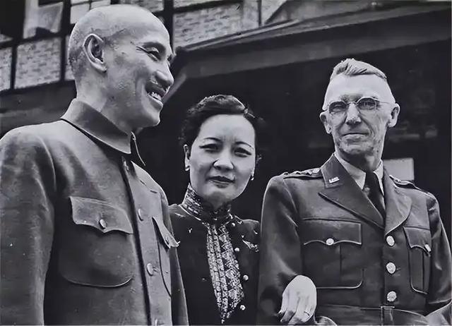 得知美国向日本扔了原子弹，毛主席非但不高兴，反而气得拍桌子！