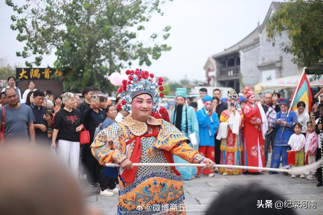 2025国庆假期，商丘古城摇身一变，成了热闹非凡的“戏窝子”！