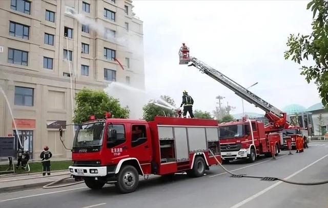 中国造得出航母火箭，每年却花7亿进口消防车，难道我们造不出？