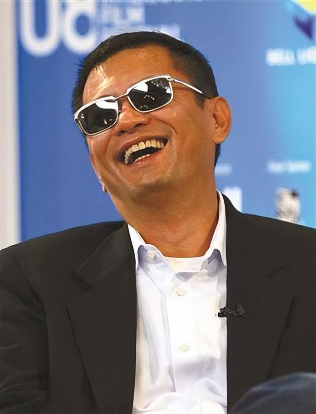 陪玩陪睡只是开胃菜，袭警	、舔手指、集体嫖娼，背后的事捂不住了