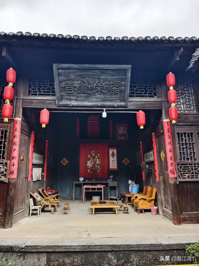 游长岗岭古村，观飘黄银杏