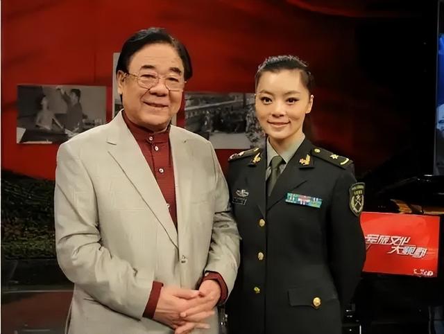 宋祖英和老友在北京观看京剧《穆桂英挂帅》