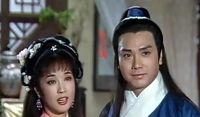 刘晓庆73岁前任罕露脸，头发花白仍玉树临风，两人分手后至今未婚