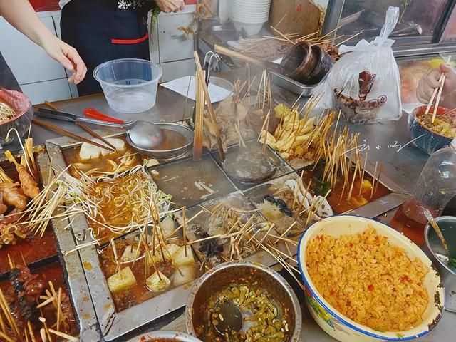 打卡南昌老字号水煮店，游客却懵了：这和麻辣烫究竟有啥不一样？