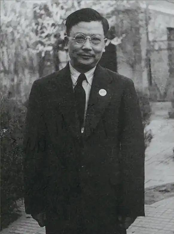 建国初乔冠华对李克农不尊敬，周恩来发脾气：真不知道几斤几两！