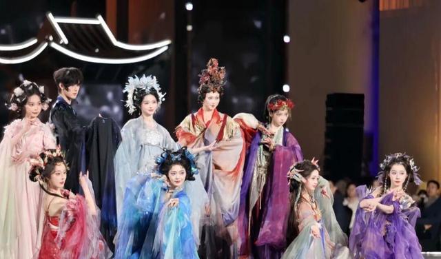 嘻游白鹤湖·嗨玩国庆节｜瓦子灯祈福夜、仙侠巡游……解锁8天超燃玩法！「全球学子嘉游赣 奇绝鹰潭逍遥游」