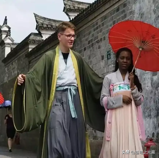 第一批免签来华的外国人，吃了中国大餐，回国已经吃不下白人饭了