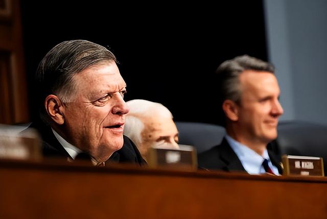 42票赞成、2票反对，美方将禁止对华出口H200芯片	，中方先发制人