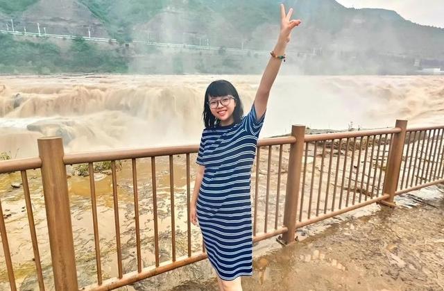 天上奔雷惊世、河中飞瀑吞云