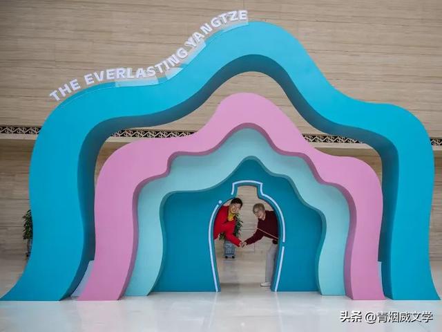 盘龙悠远银杏黄 水中学友情谊长