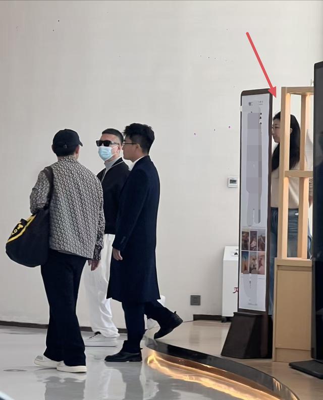 孙红雷和老婆王骏迪到宁夏旅游，在院子烤羊肉串，打扮时尚好贵气