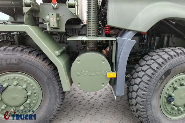 8×8驱动+防弹驾驶室，性能超强悍！实拍沃尔沃FMX军用越野重卡