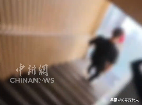 男子砸记者设备：记者透露后续，厂家账号被扒，身负27个法律诉讼