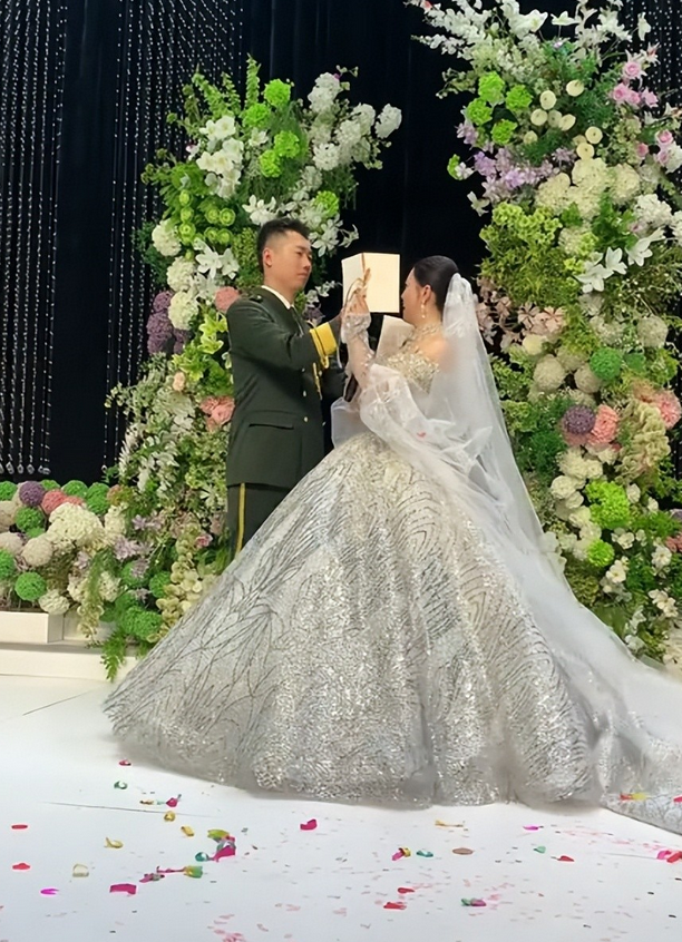 最帅升旗手张自轩大婚不到24小时，荒唐一幕出现，新娘受无妄之灾