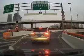 太危险了！事发上海高架，一SUV开错路突然刹车，竟原地掉头逆行图片