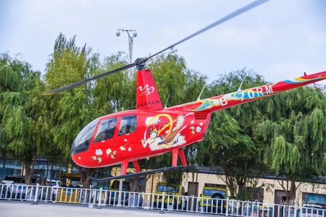 甘肃敦煌：直升机滑翔机空中游览成新宠