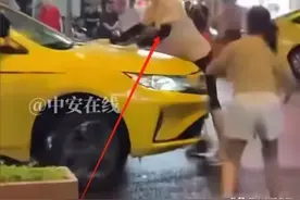 重庆出租车司机冲撞人后续，目击者透露原因，警方通报图片