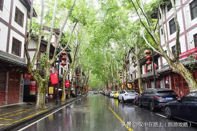国庆雨中游汉中老街，红旗扮靓美出新样！