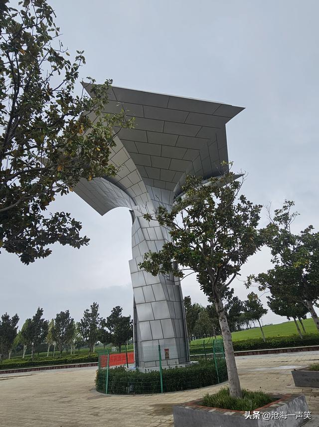 梅湖公园的擎天柱，撑起来天空，撑起来大地，撑起来人间底气！