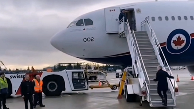 加拿大总理抵达北京，大冷天就穿一件小风衣	，献花小朋友超漂亮