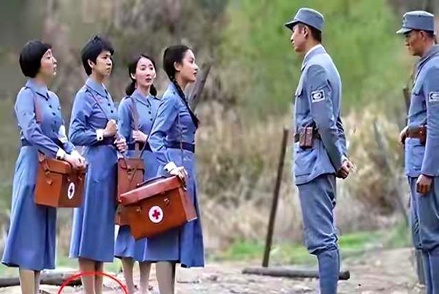 化浓妆上战场，穿短裙打鬼子，抗日神剧中的离谱造型，太辣眼睛了