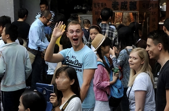 太意外！大量海外游客涌入中国，打着旅游“幌子”，实则另有目的