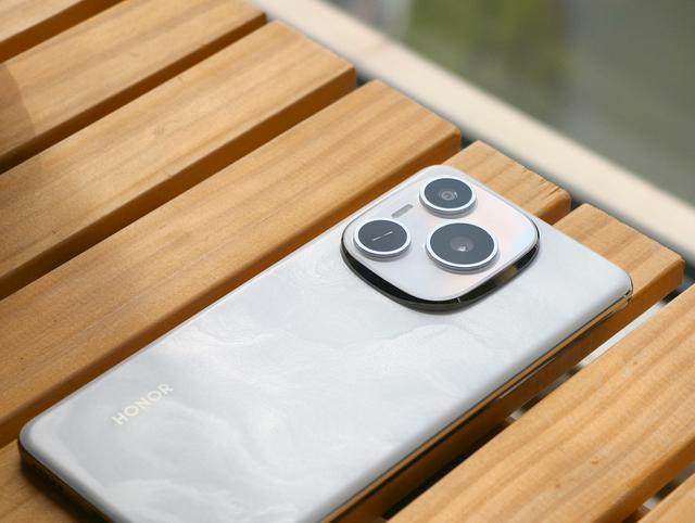 荣耀史上续航最强千元机！8000mAh+四曲屏，这手机是充电宝成精？