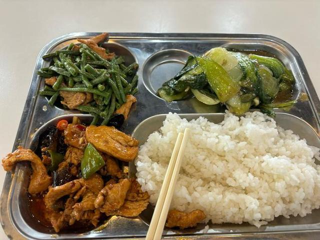 北京下了硬命令，2027年底前	，所有中小学必须告别“校外供餐”