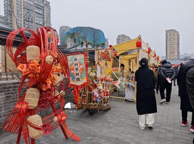 吴越古风市集开市 古装摊主解锁逛集新体验