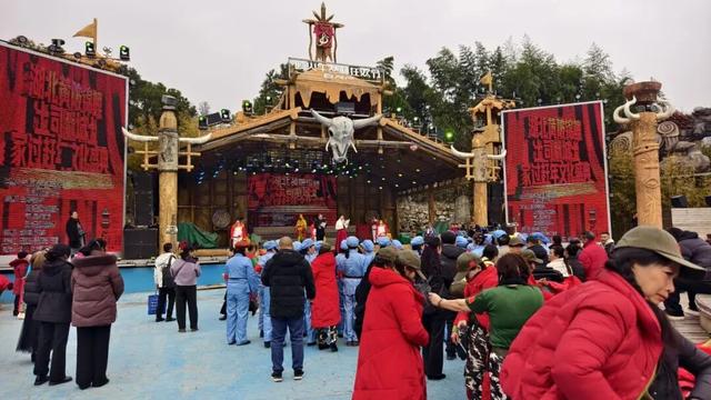 锦鲤土司城“过赶年”火爆开场！千人打年货、山道滑车引热潮！