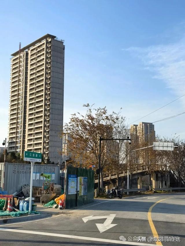 在海安新立发桥上看看老通扬河的水，回味春秋风云！