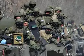 没法打了，一大群乌克兰士兵看到1名俄军，直接全体投降图片