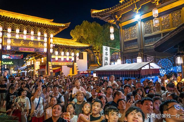 国庆假期首日，浙江象山影视城被挤爆了！游客：低估了夜游的魅力