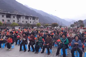 巾帼普法乡村行，场面那叫一个热烈图片