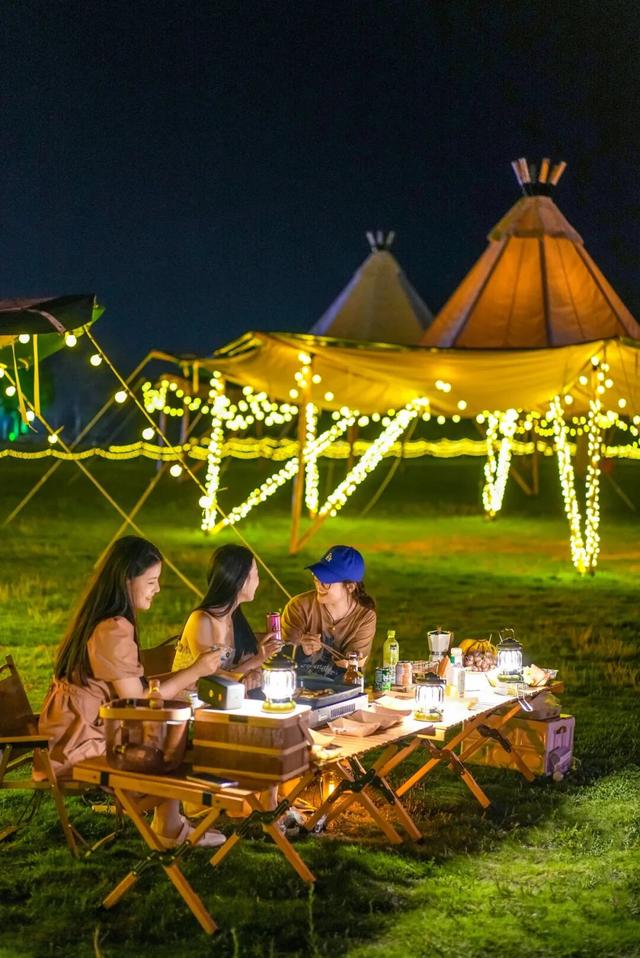 武汉人过冬新姿势丨睡在草原晒暖阳&看星河！