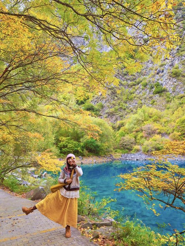 闯入秋日油画！松坪沟彩林巅峰绽放，泡私汤温泉，看千年非遗打铁花！