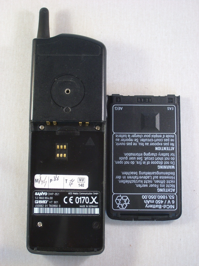 通信历史连载801-第一部GSM手机-三星SGH-100和三洋DMP951-1995年