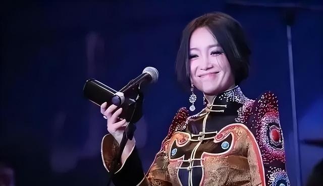 她连上4次春晚，和恩师同居怀孕，被骗流产，51岁依然无人敢娶